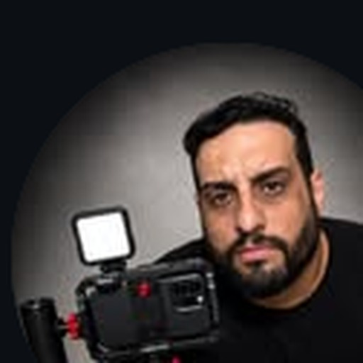 Israel, fundador da FILMAÍ, segurando uma câmera